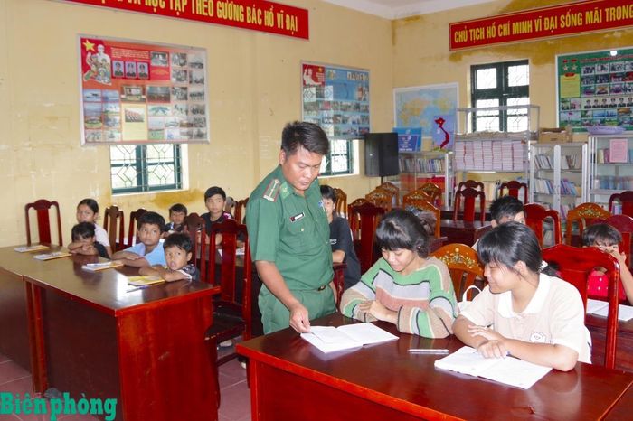 Thiếu tá Tiết Hồng Giang tâm huyết chỉ dạy cho các em học sinh. Ảnh: Lê Khoa