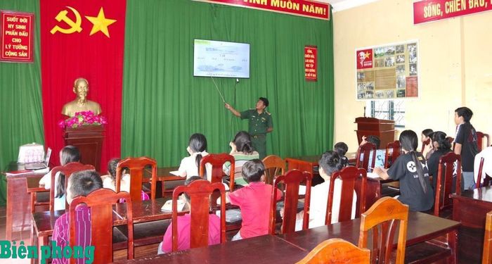 Giờ lên lớp của các em học sinh tại lớp học chữ và tiếng Khmer do Đồn Biên phòng Lai Hòa tổ chức. Ảnh: Lê Khoa