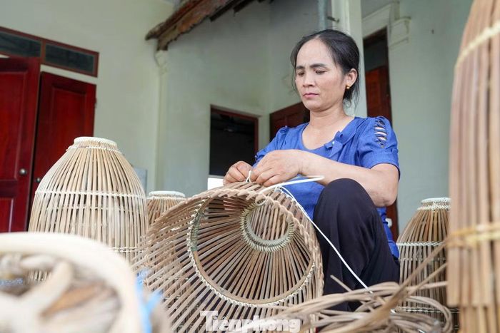 Những người thợ cần mẫn đan từng chiếc nơm theo phương pháp thủ công đã được lưu truyền hơn một thế kỷ.
