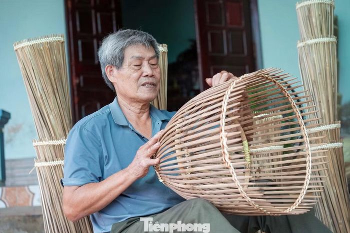 Mỗi chiếc nơm tre phải trải qua nhiều công đoạn tỉ mỉ.
