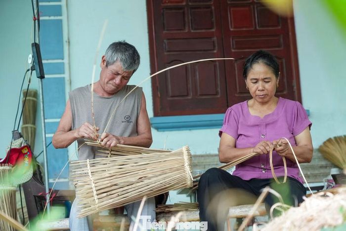Ông Thường miệt mài đan nơm.