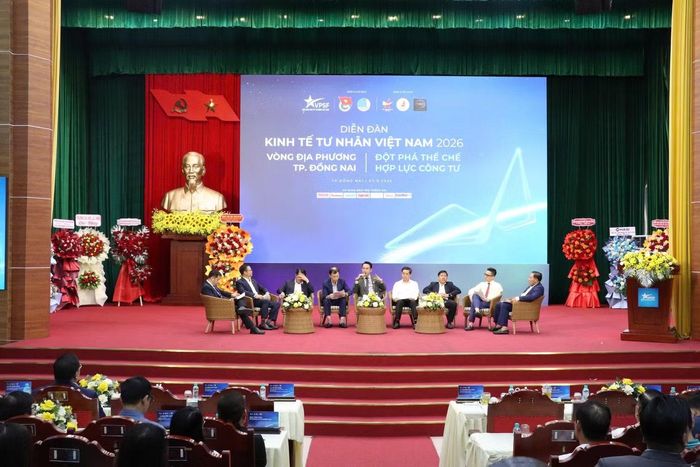 Phiên đối thoại mở giữa lãnh đạo Đồng Nai, Chủ tịch Hội Doanh nhân trẻ Việt Nam và các chuyên gia.