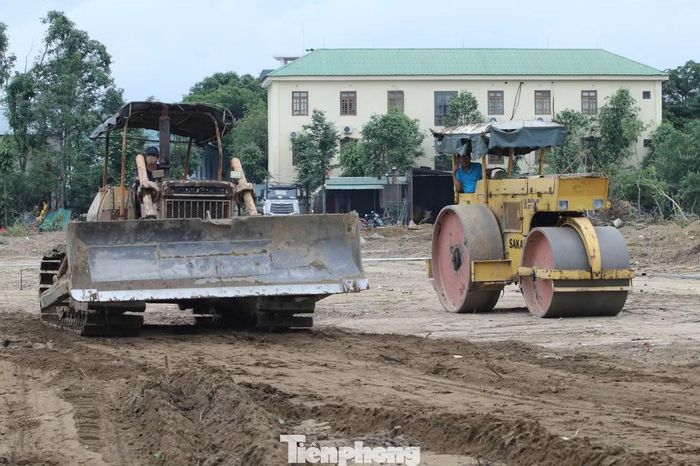 Lãnh đạo Sở Xây dựng Nghệ An cho biết, để chuẩn bị cho việc đấu giá, đơn vị đã yêu cầu các cơ quan đang sử dụng tạm mặt bằng khu đất này tiến hành giải tỏa, dọn dẹp. “Nguyên tắc là phải bàn giao mặt bằng sạch. Việc dọn mặt bằng để bàn giao cho đơn vị tổ chức, đơn vị trúng đấu giá sau ”, lãnh đạo Sở Xây dựng Nghệ An nói.