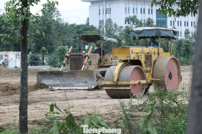 Những ngày qua, đơn vị chức năng huy động nhiều máy móc, nhân công tiến hành dọn dẹp khu đất để chuẩn bị điều kiện cho việc đấu giá.