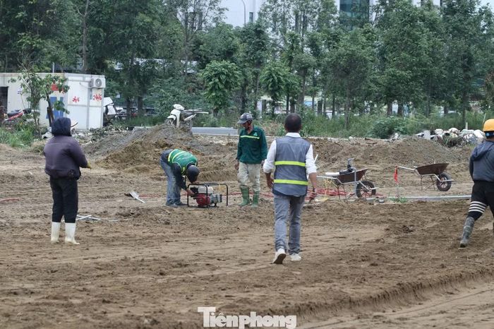 Các công nhân tất bật dọn dẹp, san gạt mặt bằng khu "đất vàng".