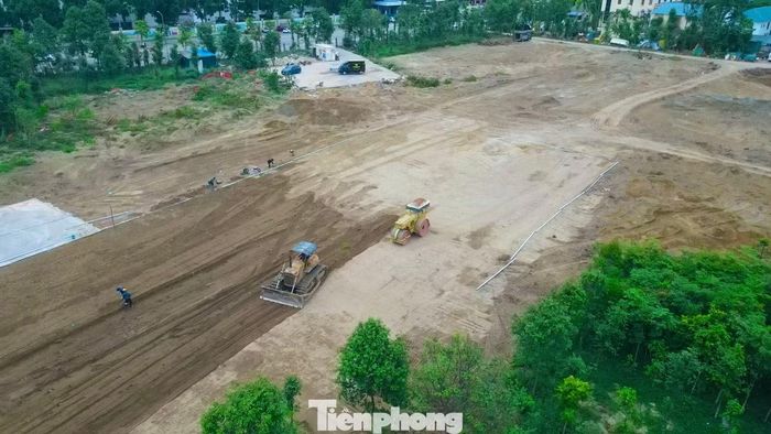 Hai ngày qua, khu “đất vàng” HH-01 đang được các đơn vị chức năng dọn dẹp mặt bằng để chuẩn bị các điều kiện cho việc tổ chức đấu giá. Đây được đánh giá là khu “đất vàng” bởi vị trí đắc địa và giá trị khu đất mang lại.