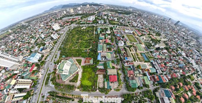 Khu đất HH-01 rộng 3,7ha nằm ở vị trí 2 mặt tiền đường Lê Hồng Phong và Đại lộ Lê Nin. Nơi đây từng được quy hoạch xây dựng Trung tâm hành chính tập trung của tỉnh vào năm 2005. Tuy nhiên, đến năm 2015, Chính phủ yêu cầu tạm dừng đầu tư xây dựng các khu hành chính tập trung tại địa phương để rà soát, đánh giá hiệu quả đầu tư. Kể từ đó, dự án không được triển khai, khu đất rơi vào tình trạng bỏ hoang.