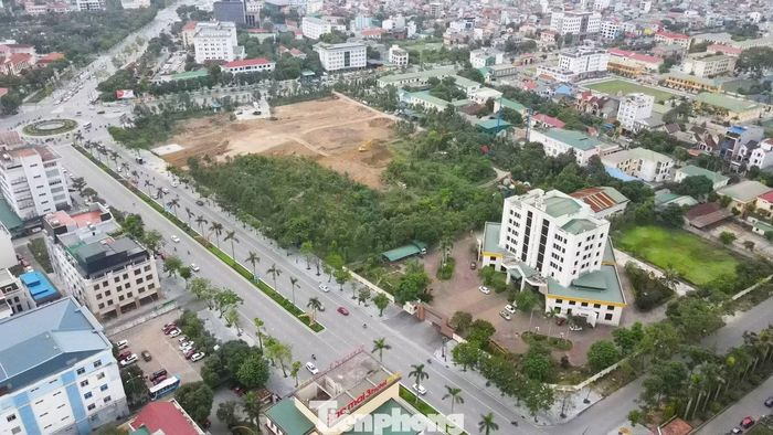 Vừa qua, tỉnh Nghệ An đã ban hành quyết định điều chỉnh cục bộ Quy hoạch khu đất bùng binh Hải quan nói trên. Điểm đáng chú ý là chức năng sử dụng đất được điều chỉnh từ đất cơ quan sang đất hỗn hợp, bao gồm thương mại dịch vụ , nhà ở cao tầng, trường học, cây xanh và các công trình hạ tầng xã hội.
