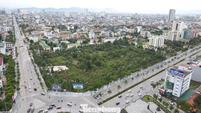 Tầng cao xây dựng tối đa được nâng từ 35 tầng lên 39 tầng, bổ sung thêm 1 - 2 tầng hầm. Chiều cao tối đa công trình không lớn hơn 155m. Quy mô dân số tăng từ 5.500 người lên 10.500 người. Với việc đưa ra đấu giá và quy hoạch vừa được điều chỉnh, khu “đất vàng” dự kiến sẽ được xây dựng tòa nhà cao nhất tỉnh Nghệ An với tối đa 39 tầng, cao không quá 155m.