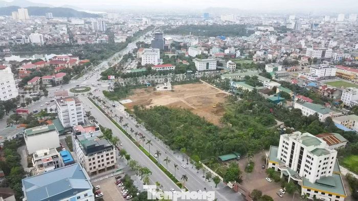 Trước đó, Trung tâm Phát triển quỹ đất tỉnh Nghệ An (Sở Nông nghiệp và Môi trường Nghệ An) đã phát đi thông báo lựa chọn tổ chức đấu giá quyền sử dụng đất đối với khu “đất vàng” nói trên để thực hiện Dự án Tổ hợp nhà ở, thương mại và dịch vụ. Giá khởi điểm đấu giá của khu đất được xác định là hơn 824 tỷ đồng.