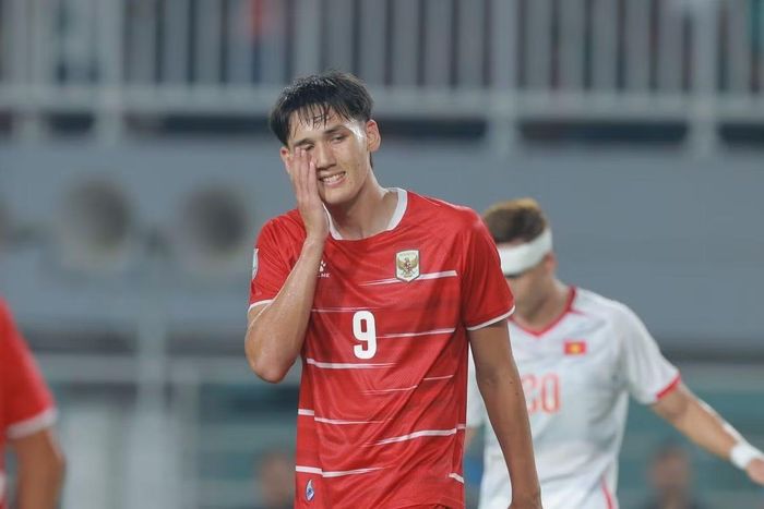 Mitchell Baker hoàn toàn vô hại trước khung thành Việt Nam và sau đó là Singapore.
