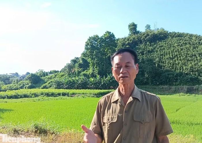 Ông Phạm Văn Thắng, bác họ của Huấn nói về con đường mà Huấn góp tiền xây dựng tại quê nhà.