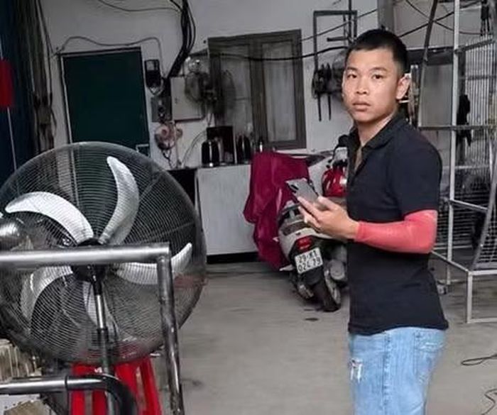 Khánh Sky livestream tại xưởng Vua Quạt.