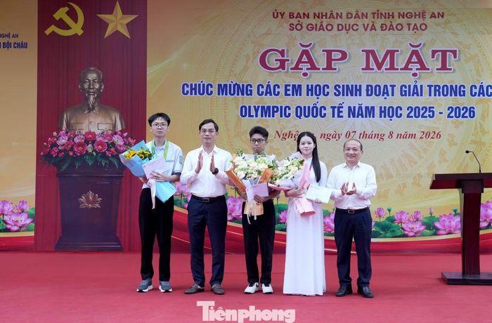 Đại diện Hội Khuyến học tỉnh Nghệ An trao quà cho học sinh đạt thành tích xuất sắc tại các kỳ thi Olympic quốc tế và khu vực năm 2026.