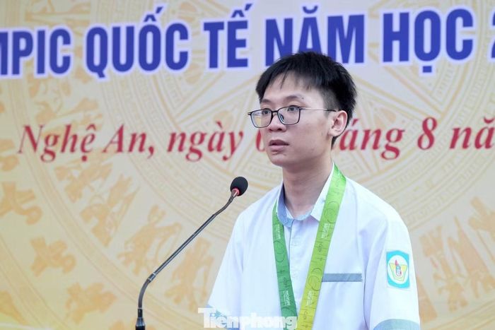 Em Nguyễn Hoàng Phương chia sẻ tại buổi lễ tuyên dương.