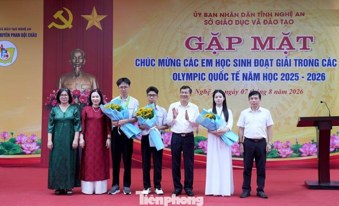 Phó Chủ tịch UBND tỉnh Nghệ An Thái Văn Thành tặng hoa chúc mừng các em học sinh đạt thành tích xuất sắc.
