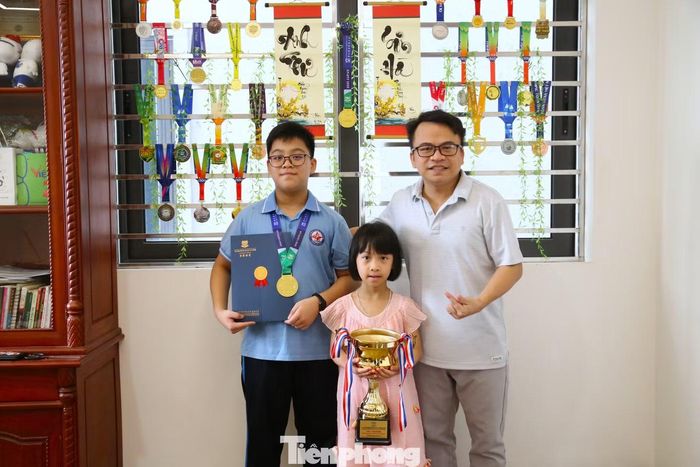 Sơn Hà cùng bố và em gái.