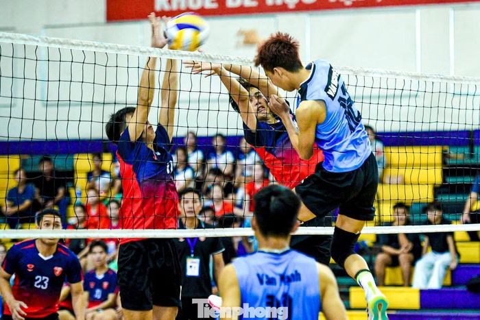 Ngay sau lễ khai mạc, đội bóng Đại học Huế và Đại học Thể dục Thể thao Đà Nẵng đã cống hiến màn so tài hấp dẫn, mở màn cho giải đấu.
