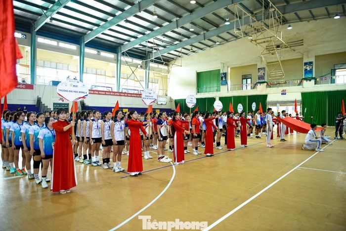Khai mạc Giải bóng chuyền khu vực miền Trung. Ảnh: Duy Quốc.