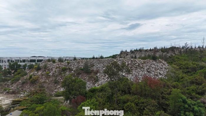 Núi đá ở dự án Khu tổ hợp nhà xưởng, văn phòng kho bãi cho thuê.