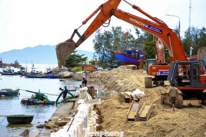 Theo người dân địa phương, việc đẩy nhanh tiến độ thi công bờ kè trước mùa mưa bão là hết sức cần thiết. Mỗi mùa mưa đến, bà con đều thấp thỏm, lo lắng tình trạng bờ sông tiếp tục bị sạt lở, khoét sâu. Vì vậy, khi chứng kiến công trình được triển khai khẩn trương, người dân rất phấn khởi và mong các hạng mục sớm hoàn thành để ổn định cuộc sống.