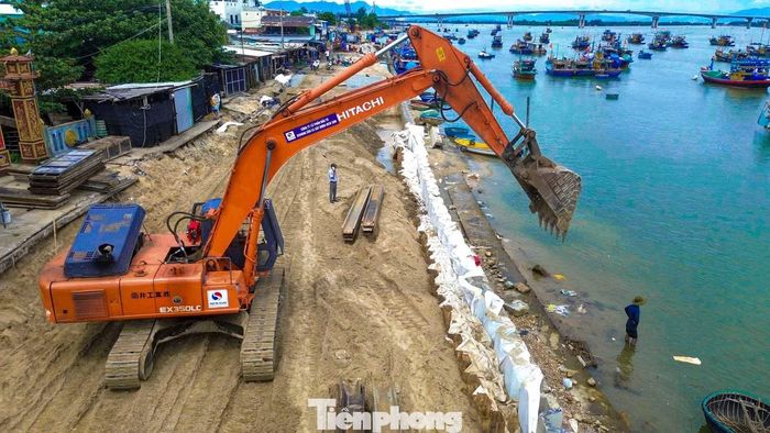 "Trên công trường hiện có hàng trăm công nhân cùng nhiều máy móc, thiết bị làm việc liên tục để bám sát tiến độ. Chúng tôi phấn đấu hoàn thành thi công công trình trước ngày 15/9 theo kế hoạch", ông Thủy nói.