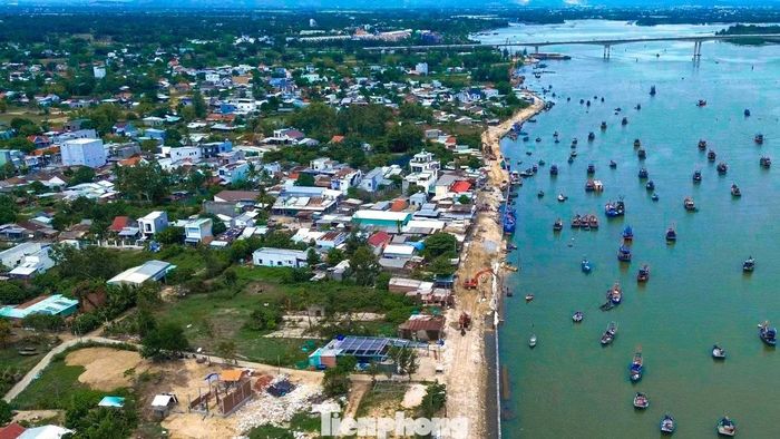  Trong đó, hạng mục kè bảo vệ bờ sông Thu Bồn tại khu vực An Lương có tổng kinh phí khoảng 210 tỷ đồng. Tuyến kè được đầu tư xây dựng với tổng chiều dài hơn 1,4 km, chia thành 2 giai đoạn. 
