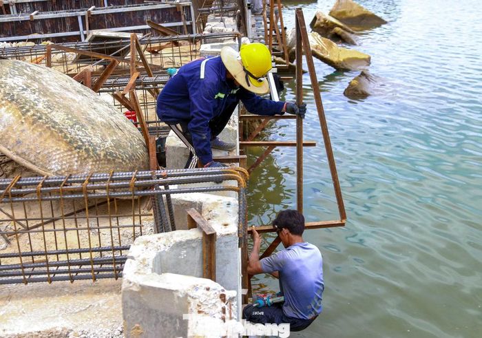 Đơn vị thi công cho biết đang tận dụng tối đa điều kiện thời tiết thuận lợi để đẩy nhanh tiến độ, tập trung hoàn thành các đoạn xung yếu trước khi bước vào cao điểm mùa mưa bão.