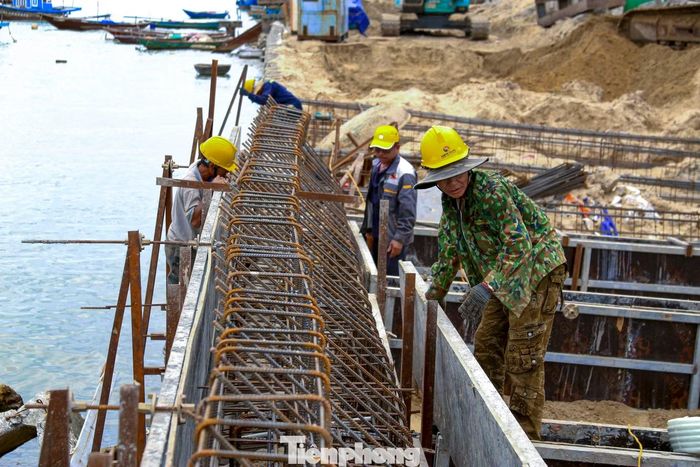 Trên công trường, nhiều mũi thi công đồng loạt triển khai các hạng mục từ đóng cừ Larsen, đúc cọc neo đến lắp đặt cốt thép, đổ bê tông và gia cố rọ đá chống sạt lở.
