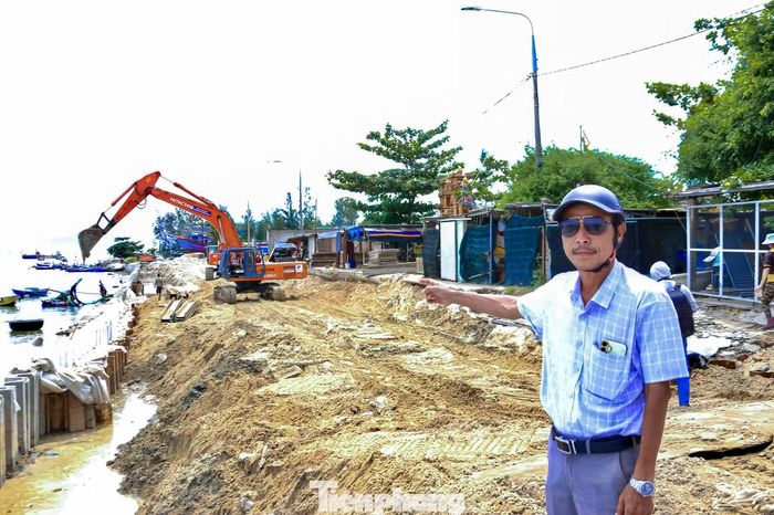 Ông Lê Đức Thủy - quản lý trực tiếp thi công công trình cho biết hiện công trường được tổ chức thành 4 mũi thi công liên tục. Các hạng mục như đóng cừ Larsen, đúc cọc neo, gia cố rọ đá, bê tông cốt thép và thi công mặt đường đang được triển khai đồng thời.