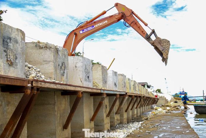 Dự án được triển khai nhằm ngăn chặn tình trạng sạt lở bờ sông đang diễn biến phức tạp, bảo vệ nhà cửa, đất sản xuất và hạ tầng của người dân khu vực An Lương, đồng thời giảm thiểu thiệt hại do thiên tai gây ra trong mùa mưa bão.