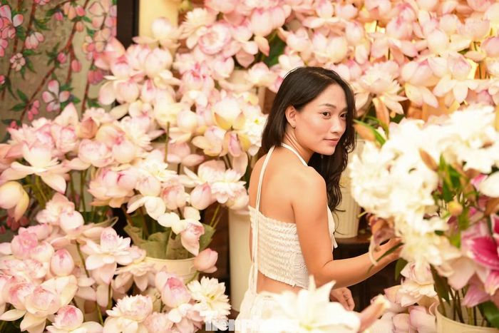 Rời sạp hoa quả, khách có thể lên tầng hai, nơi những bình sen hồng, sen trắng và lily kép được bố trí ở nhiều góc.