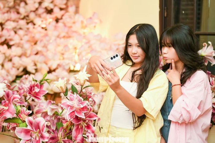 Concept hoa sen được quán thực hiện từ đầu mùa và hiện vẫn duy trì. Nhân viên chăm sóc, tưới nước và thay những bông đã xuống sắc mỗi ngày để giữ không gian tươi mới. Khu vực trang trí không thu thêm phí, khách chỉ cần gọi đồ uống là có thể chụp ảnh.
