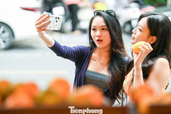 Hồng Nhung, một bạn trẻ Hà Nội, cũng đến quán sau khi xem hình ảnh trên mạng xã hội. Cô lựa chọn trang phục theo tông màu của không gian và tìm vị trí có ánh sáng phù hợp.