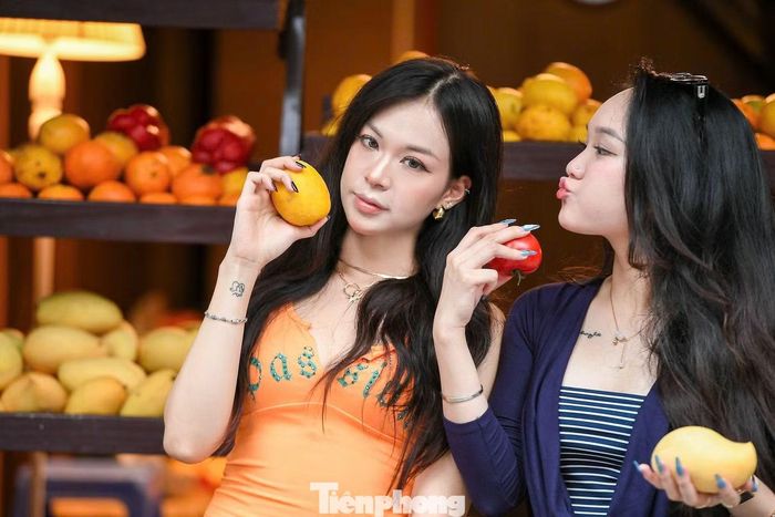 "Thật sự rất ấn tượng với góc sạp hoa quả đầy màu sắc. Vừa bước vào đã thấy không gian rực rỡ, ấm áp và cực kỳ ăn ảnh. Chỉ cần đứng vào thôi là đã có ngay những bức hình xinh, rất không khí mùa hè", Nhung chia sẻ. 