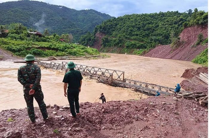 Đơn vị chức năng lập chốt, túc trực tại cây cầu tạm để đảm bảo an toàn.