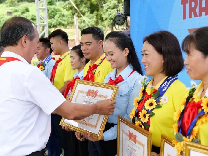 Chị chị Vũ Lan Anh nhận khen thưởng
