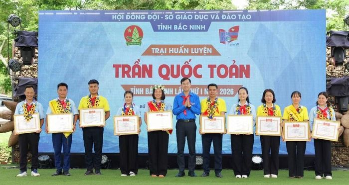 Lãnh đạo Tỉnh Đoàn Bắc Ninh khen thưởng các học viên