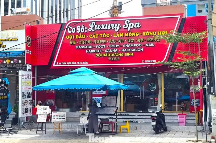 Một cơ sở làm đẹp đã thêm chữ tiếng Việt ghi rõ các dịch vụ ngay bên dưới tên cơ sở. Ảnh: Thanh Hiền.