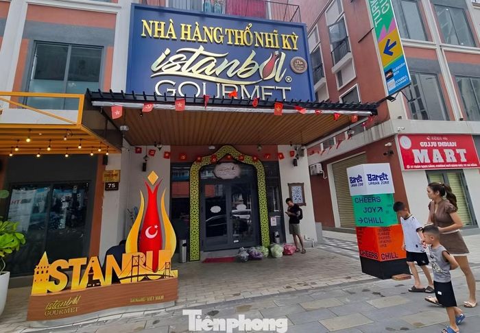 Chữ tiếng Việt đã có mặt trên những biển hiệu trước đó "trắng" tiếng Việt.