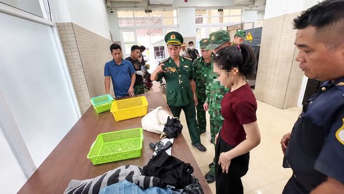 Lực lượng chức năng kiểm tra hành lý của N.T.P. Ảnh: Biên phòng Tây Ninh