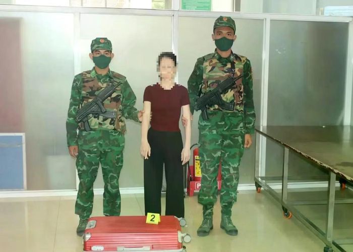 N.P.T tại khu vực soi hành lý của Hải quan cửa khẩu quốc tế Mộc Bài.