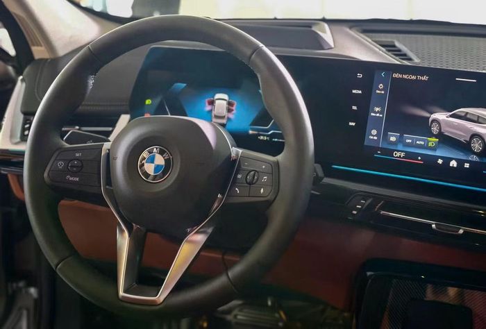 Kết hợp hệ dẫn động cầu trước và hộp số tự động 7 cấp, BMW X1 có thể tăng tốc 0-100 km/h trong 7,6 giây trước khi đạt tốc độ tối đa 236 km/h. Xe cũng có camera 360 độ, hệ thống giám sát áp suất lốp, Cruise Control và hệ thống cảnh báo chệch làn, hệ thống cảnh báo va chạm phía trước kết hợp hỗ trợ phanh.
