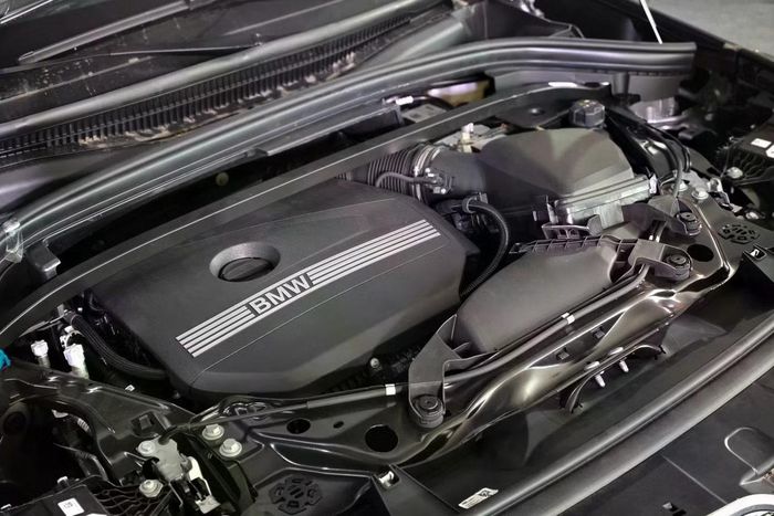 Bên dưới nắp ca-pô BMW X1 là động cơ xăng B48, 4 xy-lanh, dung tích 2.0L ứng dụng công nghệ BMW TwinPower Turbo. Thiết lập này sản sinh công suất tối đa 204 mã lực tại 5.000-6.500 vòng/phút, mô-men xoắn cực đại 300 Nm tại 1.450-4.500 vòng/phút.
