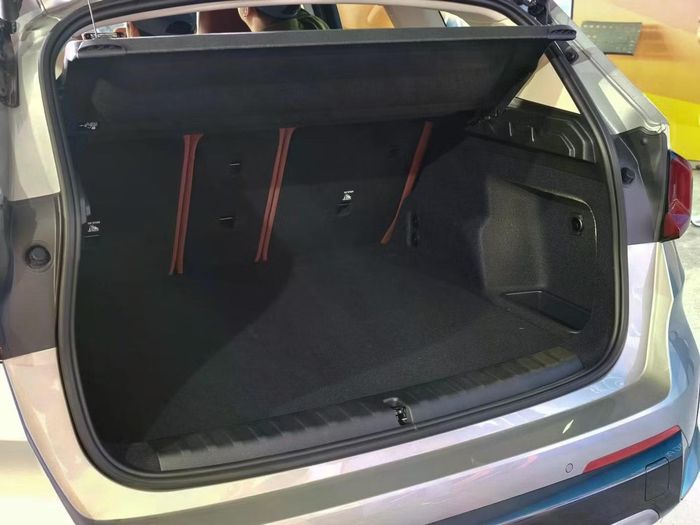 Khoang hành lý phía sau khá rộng rãi. BMW X1 vẫn được trang bị bánh dự phòng.