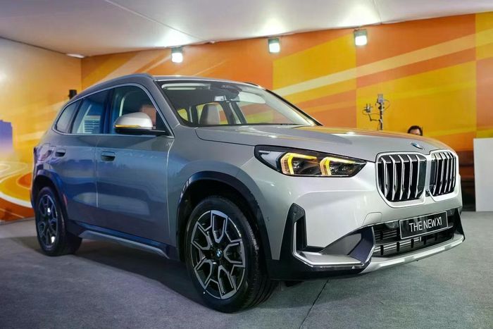 BMW X1 được giới thiệu tại Việt Nam với giá 1,689 tỷ đồng, ưu đãi còn 1,668 tỷ đồng cho 80 khách hàng đầu tiên. Các đối thủ của BMW X1 gồm Volvo XC40 (1,82 tỷ đồng), Audi Q3 (từ 2,099 tỷ đồng) hay MINI Countryman (từ 2,599 tỷ đồng).