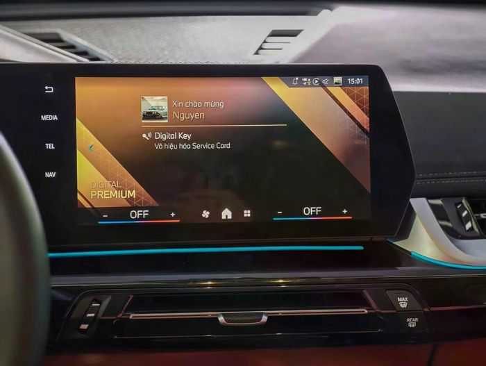 Điểm nhấn của khoang lái là cụm màn hình cong BMW Curved Display, kết hợp màn hình thông tin người lái 10,25 inch sau vô lăng với màn hình điều khiển trung tâm 10,25 inch trong một thiết kế liền mạch.