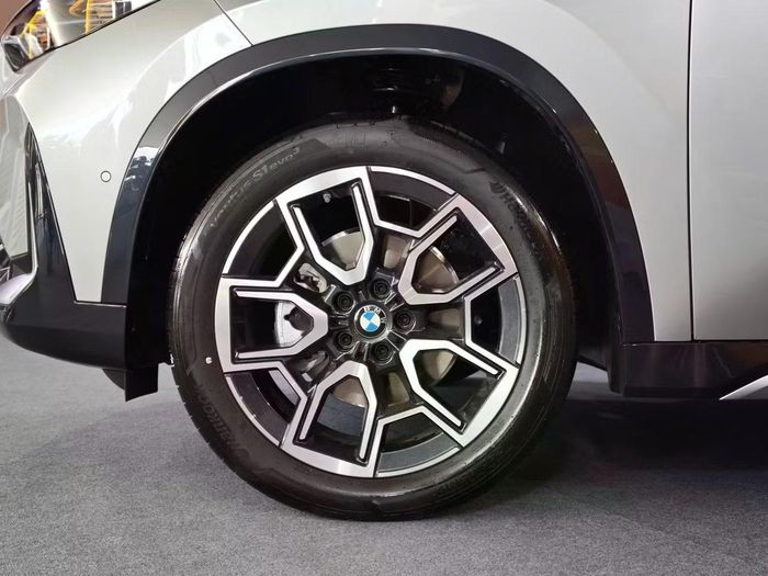 BMW X1 sử dụng bộ mâm hợp kim nhẹ đường kính 19 inch, tạo hình kiểu nan chữ V 867.