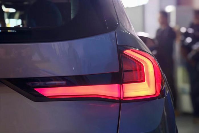 Ngôn ngữ thiết kế theo phương ngang tiếp tục được duy trì tại khu vực đuôi xe BMW X1. Cụm đèn hậu thanh mảnh, cửa hậu thiết kế tối giản có chức năng đóng/mở điện rảnh tay.