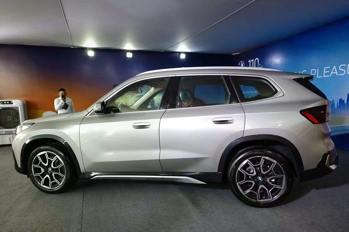 BMW X1 sở hữu các kích thước dài x rộng x cao lần lượt 4.500 x 1.845 x 1.642 mm, chiều dài cơ sở 2.692 mm.